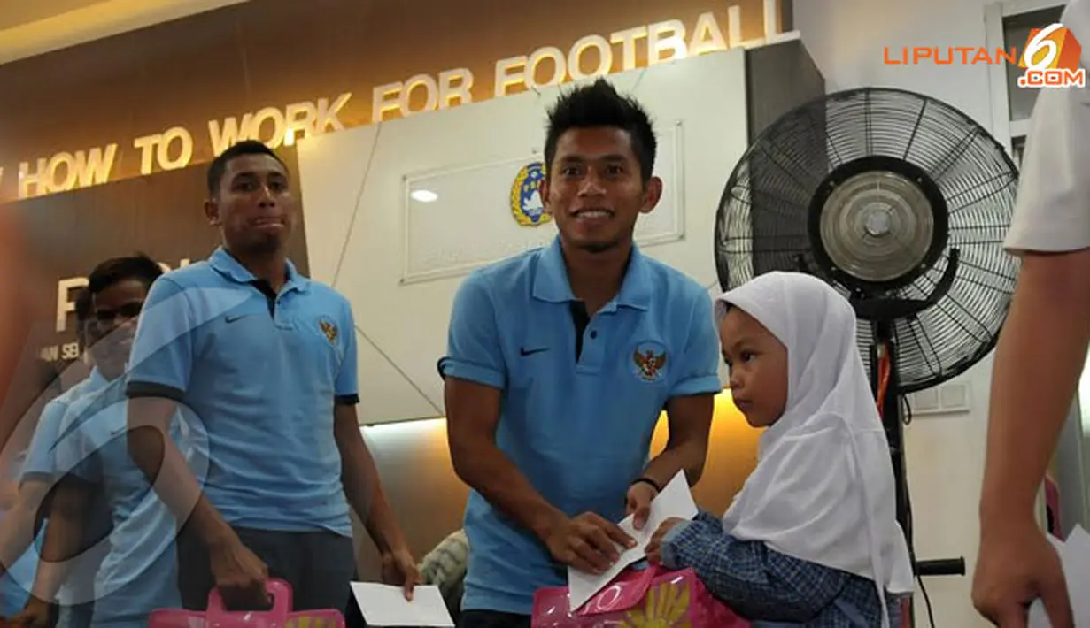 Pemain Timnas Indonesia U23 Andik Vermansyah memberikan bingkisan kepada sejumlah anak yatim yang hadir dalam acara pelepasan (Liputan6.com/Helmi Fithriansyah)
