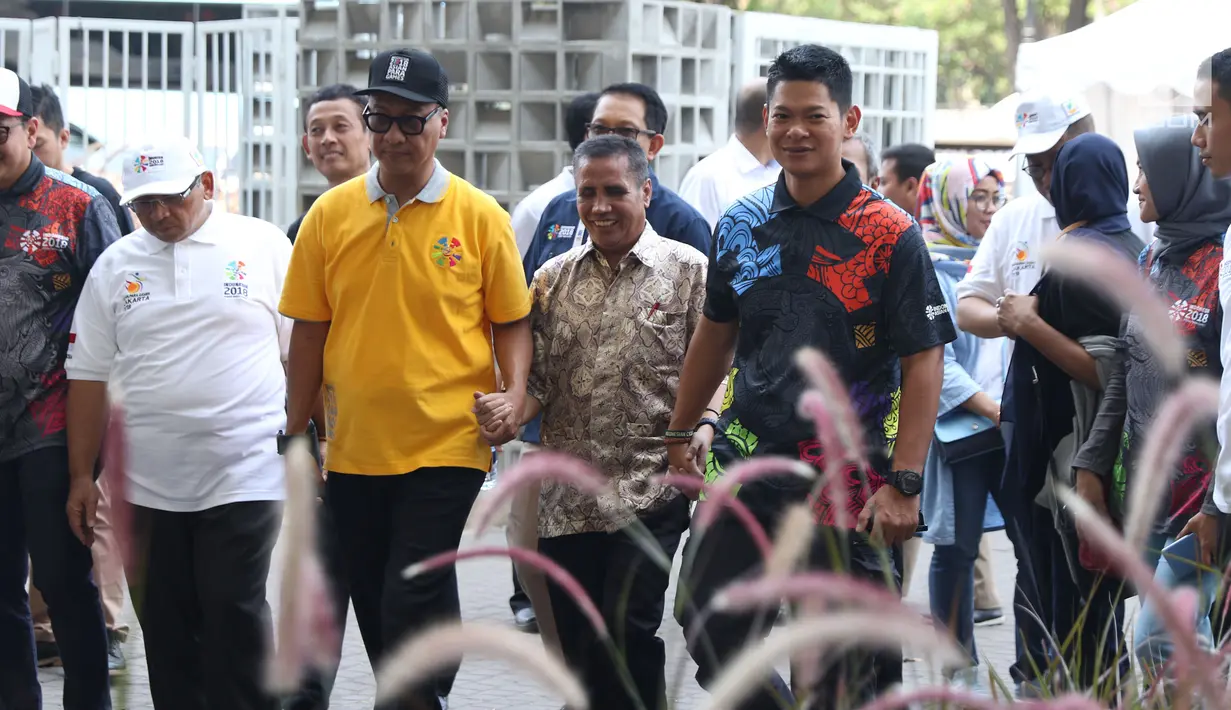 Menteri Sosial, Agus Gumiwang Kartasasmita (kaus kuning) bersama penyandang disabilitas dan Ketua Inapgoc, Raja Sapta Oktohari saat mengecek kesiapan venue Asian Para Games 2018 di Jakarta, Jumat (28/9). (Liputan6.com/Helmi Fithriansyah)