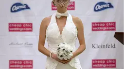 Model memperagakan gaun pengantin yang terbuat dari tisu toilet karya Donna Paus Vincler di Butik Kleinfled's Bridal, New York, 17 Juni 2015. (REUTERS/Brendan McDermid)