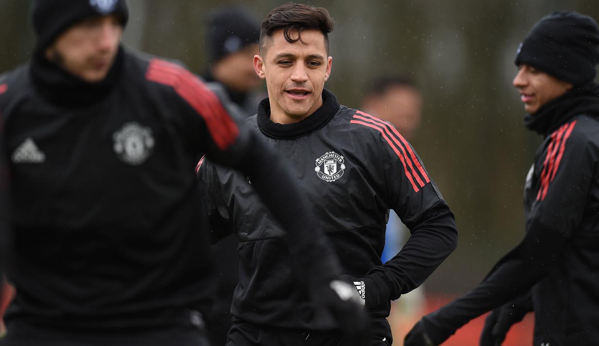 Striker Manchester United, Alexis Sanchez, saat latihan jelang laga Liga Champions di Manchester, Senin (12/3/2018). Manchester United akan berhadapan dengan Sevilla. (AFP/Oli Scarff)