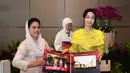 Ibu Iriana Joko Widodo menyerahkan album foto kepada pendamping Presiden Republik Korea Kim Keon Hee sebagai bagian dari rangkaian kegiatan Konferensi Tingkat Tinggi (KTT) G20 di Sofitel Bali Nusa Dua Beach Resort, pada Selasa, 15 November 2022. (Foto: Lukas - Biro Pers Sekretariat Presiden)