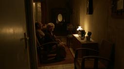 Kabar Pengabdi Setan 2: Communion melewati 4,4 juta penonton disampaikan pada hari yang sama ketika menggelar nonton bareng di bioskop tua Studio Matahari Singosaren Solo. Dalam kesempatan itu, Joko Anwar menyebut Pengabdi Setan memberinya keluarga baru. “Hal yang paling indah dalam membuat sebuah film adalah jadi punya keluarga baru, antara kru, pemain, dan penonton. Dan di film Pengabdi Setan 2 alhamdulillah ini juga kami alami. Setiap momen bertemu sangat berkesan. Dan akan kami ingat dengan hangat sepanjang hayat,” cuitnya. (Foto: Dok. Rapi Film)