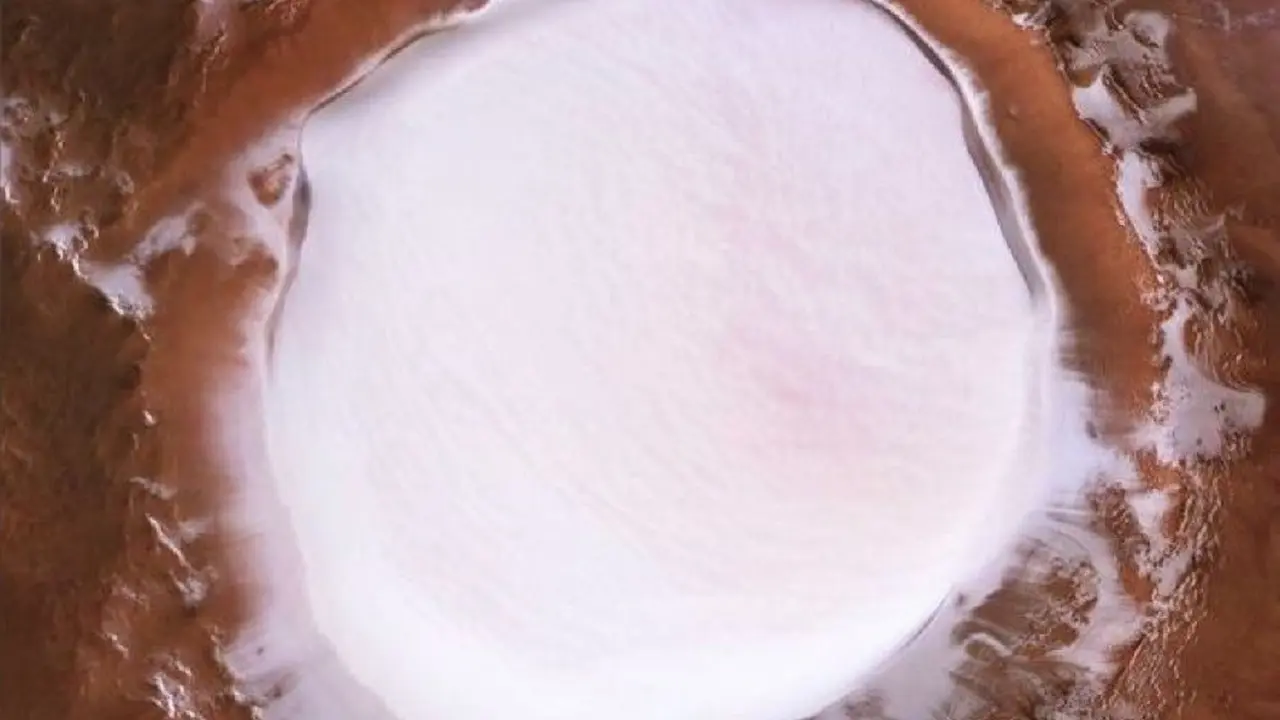 Kawah Salju di Planet Mars