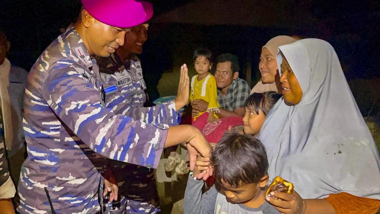 FOTO: Marinir TNI AL Gerak Cepat Salurkan Bantuan Banjir di Aceh Tamiang