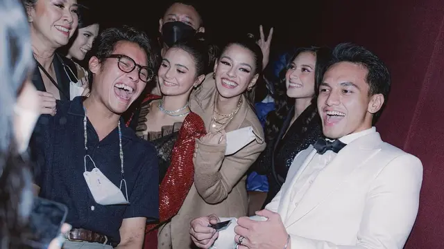 6 Potret Ardhito Pramono Hadiri Gala Premiere Film Sebelum Ditangkap, Wajah Bahagia