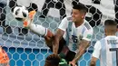 Pemain Argentina Marcos Rojo melompati pemain Nigeria Kelechi Iheanacho untuk merebut bola pada matchday terakhir Grup D Piala Dunia 2018 di Stadion St Petersburg, Selasa (26/6). Argentina meraih tiket ke 16 besar setelah menang 2-1. (AP/Petr David Josek)