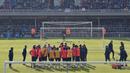 Para pemain Barcelona saat mengikuti sesi latihan perdana tahun 2017. Kini La Blaugrana tertinggal tiga poin dari Real Madrid yang berada di puncak klasemen Liga Spanyol. (AFP/Lluis Gene)