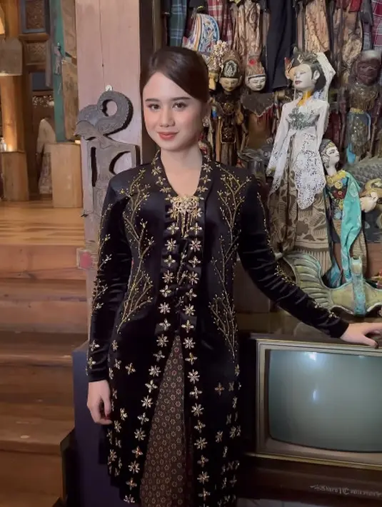 Tissa Biani cantik dengan kebaya Kartini panjang hitam, detail bordir emas bikin terlihat elegan [@tissabiani]
