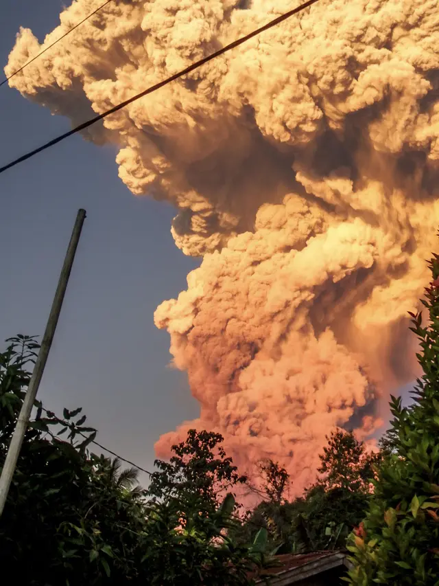Gunung Lewotobi Laki-Laki Erupsi, Warga Diminta Menjauh