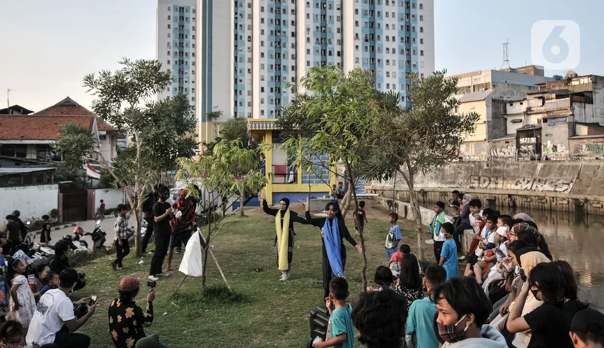 Anak-anak menyaksikan pelatihan tari saat kehadiran Perpustakaan Keliling di kawasan Kampung Melayu, Jakarta, Minggu (16/8/2020). Kegiatan sosial ini digelar oleh Komunitas Perpustakaan Jalanan Jakarta dan Rakyat Berbagi. (merdeka.com/Iqbal S. Nugroho)