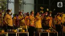 Wakil Presiden ke 10 dan 12 Jusuf Kalla (kiri) bersama sejumlah kader saat acara HUT Partai Golkar ke-57 di Kantor DPP Golkar, Jakarta, Sabtu (23/10/2021). Acara HUT Partai Golkar tersebut bertemakan “Bersatu untuk Menang”. (Liputan6.com/Faizal Fanani)