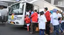 Pemudik bersiap menaiki bus di Gelora Bung Karno, Senayan, Jakarta Pusat, Kamis (30/5/2019). PT Askrindo (Persero), memberangkatkan 1.406 peserta Mudik Bareng BUMN 2019 menggunakan moda transportasi bus dan kapal laut di sejumlah daerah antara lain, Jateng, Jatim dan Sumut. (Liputan6.com/HO/Iqbal)