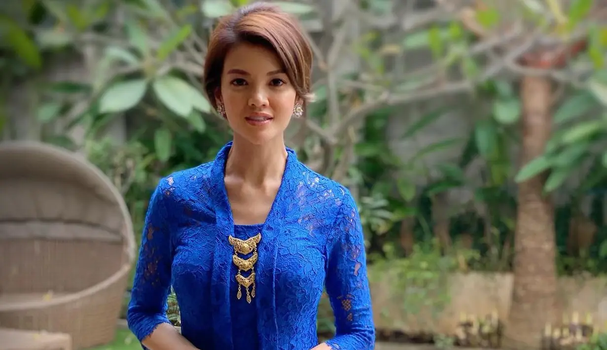Melihat pesona lainnya dari Farah Quinn saat mengenakan kebaya. Farah Quinn tampil memesona dengan kebaya tradisional berwarna biru, yang dipadunya dengan kain batik bernuansa senada sebagai rok. [Foto: Instagram/farahquinnofficial]