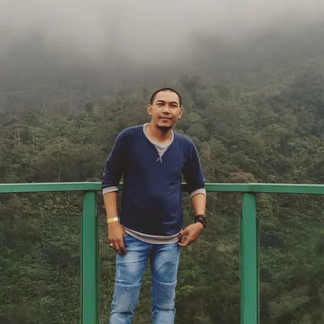 9 Potret Suami Mpok Alpa yang Selalu Setia Mendampingi