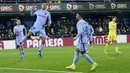 Gelandang Barcelona Philippe Coutinho merayakan gol yang dicetaknya ke gawang Villlarreal pada lanjutan La Liga di Estadio de la Ceramica, Minggu (28/11/2021) dini hari WIB. Barcelona menang dengan menghajar tuan rumah Villlarreal 3-1. (AP Photo/Alberto Saiz)