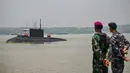 Para awak kapal selam UFA milik Angkatan Laut Rusia bersiap merapat di Dermaga Jamrud Utara, Pelabuhan Tanjung Perak, Surabaya, Jawa Timur, Kamis 7 November 2024. (JUNI KRISWANTO/AFP)