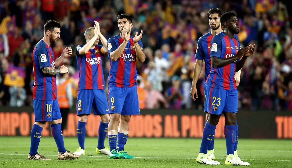 Para pemain Barcelona memberikan aplaus kepada para suporter usai laga melawan Eibar pada pekan terakhir La Liga di Camp Nou, Minggu (21/5/2017). Barcelona menang 4-2. (EPA/Toni Albir)