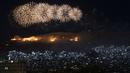 Kembang api meledak di atas Gunung Qasioun saat para pendukung merayakan kembali terpilihnya Presiden Suriah Bashar Assad di Damaskus, Kamis (27/5/2021). Bashar al-Assad terpilih kembali untuk masa jabatan keempat sebagai presiden Suriah yang dilanda perang. (AP Photo/Hassan Ammar)