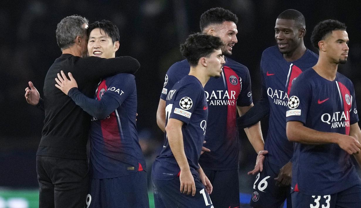 Pemain Paris Saint-Germain (PSG), Lee Kang-in, berpelukan dengan pelatih Luis Enrique setelah pertandingan melawan AC Milan pada laga Liga Champions di Stadion Parc de Princes, Paris, Kamis (26/10/2023). Lee Kang-in menyumbang satu dari tiga gol kemenangan PSG. (AP Photo/Thibault Camus)