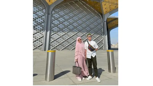 Keduanya juga tampak bahagia saat jalan-jalan menyusuri tanah suci. Ussy terlihat cantik dengan setelan warna pink.