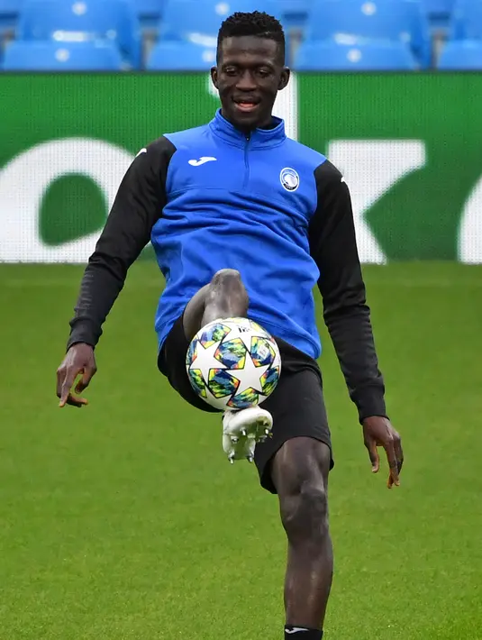 Penyerang Atalanta, Musa Barrow mengontrol bola saat mengikuti latihan tim di Stadion Etihad di Manchester, Inggris barat laut (21/10/2019). Atalanta akan bertanding melawan Manchester City pada matchday ketiga Grup C Liga Champions di Etihad Stadium. (AFP Photo/Paul Ellis)
