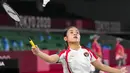 Tunggal putri Indonesia Gregoria Mariska Tunjung melakukan pukulan ke Lianne Tan dari Belgia dalam pertandingan penyisihan Grup M cabang bulu tangkis Olimpiade Tokyo 2020 di Musashino Forest Sports Plaza, Tokyo, Rabu (28/7/2021). Mariska menang 21-11 dan 21-17. (AP Photo/Dita Alangkara)