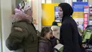 Pengungsi Ukraina menunggu di stasiun kereta api di Przemysl, Polandia tenggara, pada Rabu (23/3/2022). Polandia telah menerima lebih dari 2 juta pengungsi Ukraina sejak invasi Rusia pada 24 Februari lalu. (AP Photo/Sergei Grits)