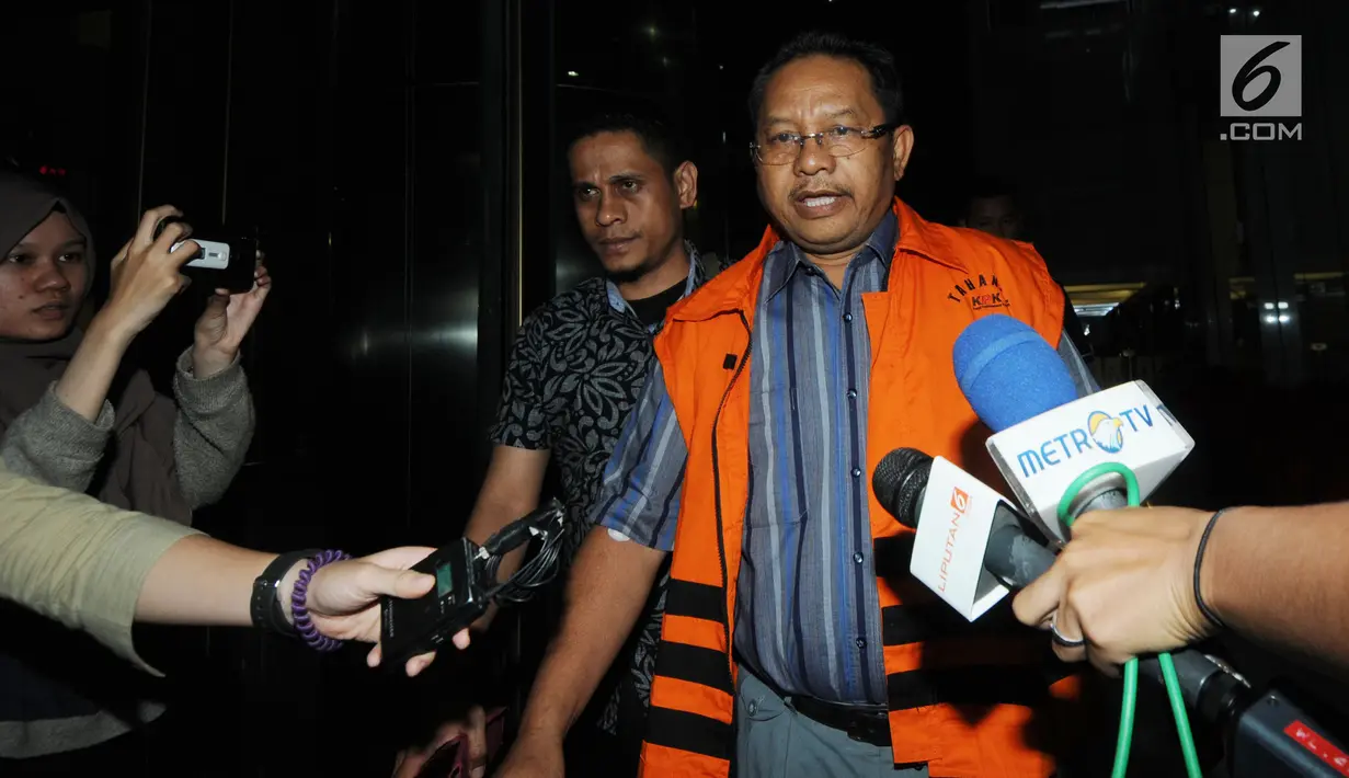 Tahan Manahan Panggabean usai  menjalani pemeriksaan di KPK, Jakarta, Senin (13/8). Tahan Manahan resmi ditahan terkait suap Pengesahan Perubahan APBD 2013, 2014 dan 2015 oleh mantan Gubernur Sumut Gatot Pujo Nugroho. (Merdeka.com/Dwi Narwoko)