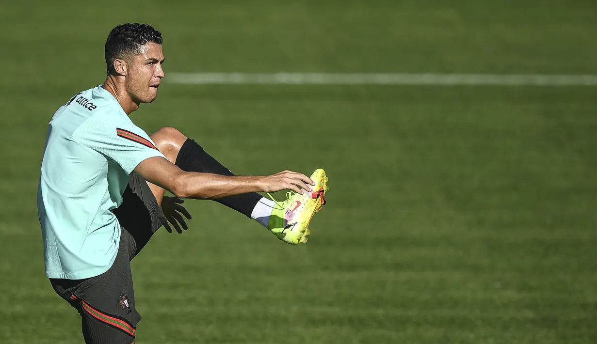 Penyerang Timnas Portugal Cristiano Ronaldo menghadiri sesi latihan kualifikasi Piala Dunia 2022 zona Eropa melawan Irlandia di Cidade do Futebol, pinggiran Lisbon, Senin (30/8/2021). Portugal akan menjamu Irlandia di Estadio Algarve pada Kamis, 2 September 2021. (PATRICIA DE MELO MOREIRA/AFP)