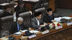 Wakil Ketua DPR Fachri Hamzah (tengah) saat memimpin Sidang Paripurna terkait peraturan UP2DP, Jakarta, Selasa (23/6/2015).  Meski menuai pro-kontra, peraturan mekanisme Dana Aspirasi akhirnya disahkan DPR. (Liputan6.com/Herman Zakharia)