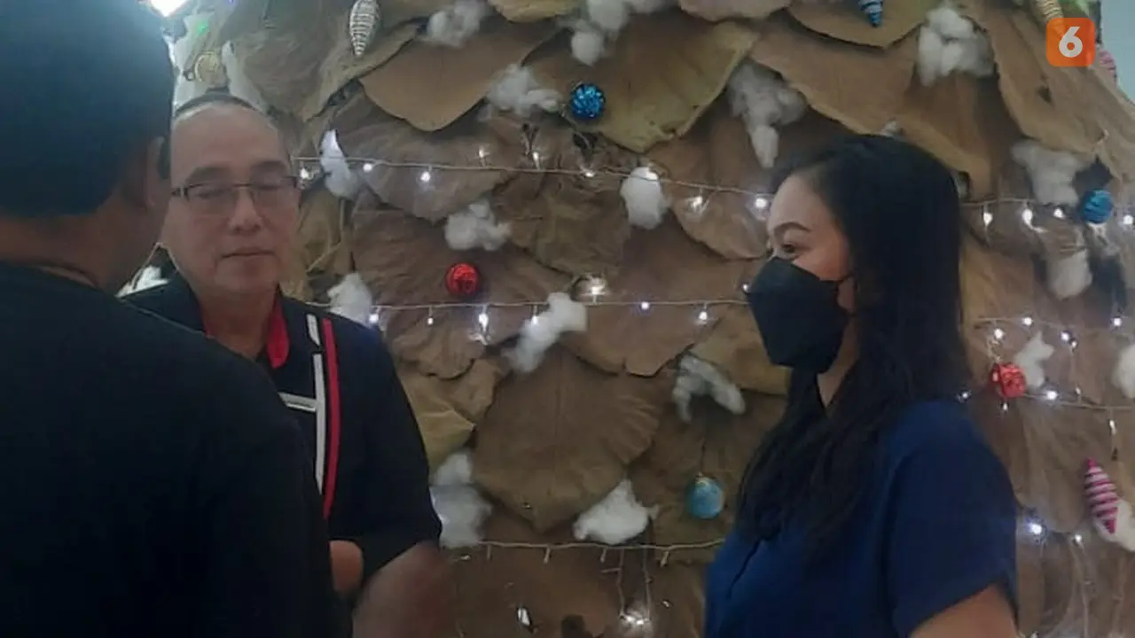 Pohon Natal Ramah Lingkungan dari Daun Jati Kering
