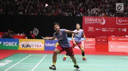 Greysia Polii/Apriyani Rahayu saat melawan pasangan Misaki Matsutomo/Ayaka Takahashi di final Indonesia Masters 2018 di Istora Senayan, Jakarta, Minggu (28/1). Greysia/Apriyani kalah 17-21, 12-21. (Liputan6.com/Angga Yuniar)