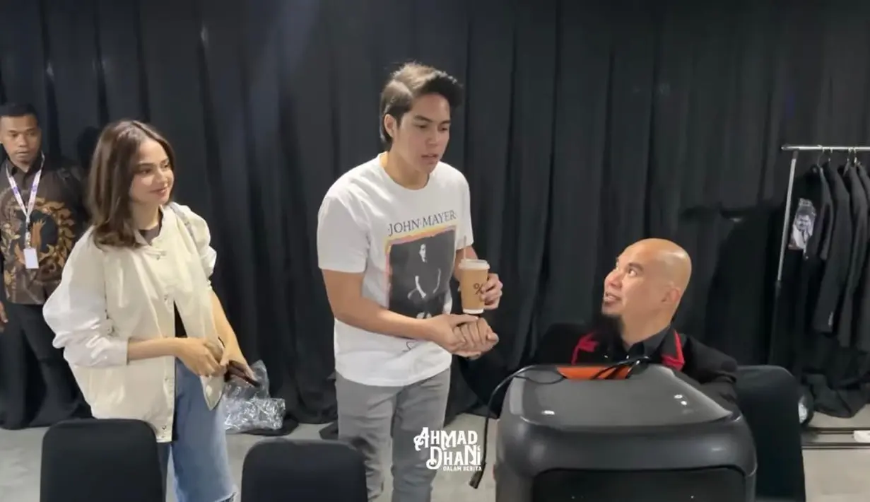 Nonton konser Dewa 19 bersama, keduanya tampil serasi dengan padu padan atasan putih dan bawahan denim. Kece! [@shandypurnamasari/@elsyifa.moment/@armanfebryan].