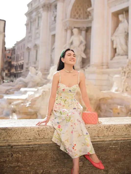 OOTD kece ala Shandy Aulia saat berlibur ke negara bermusim panas. Pilihan dress bertali spageti yang simpel namun elegan, Shandy Aulia memilih dress bermotif floral yang cantik ini. Foto: Instagram.