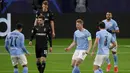 Gelandang Manchester City, Kevin De Bruyne (tengah) melakukan selebrasi usai mencetak gol pertama timnya ke gawang Borussia Moenchengladbach dalam laga leg kedua babak 16 besar Liga Champions 2020/2021 di Puskas Arena, Selasa (16/3/2021). Manchester City menang 2-0 atas Gladbach. (AFP/Peter Kohalmi)