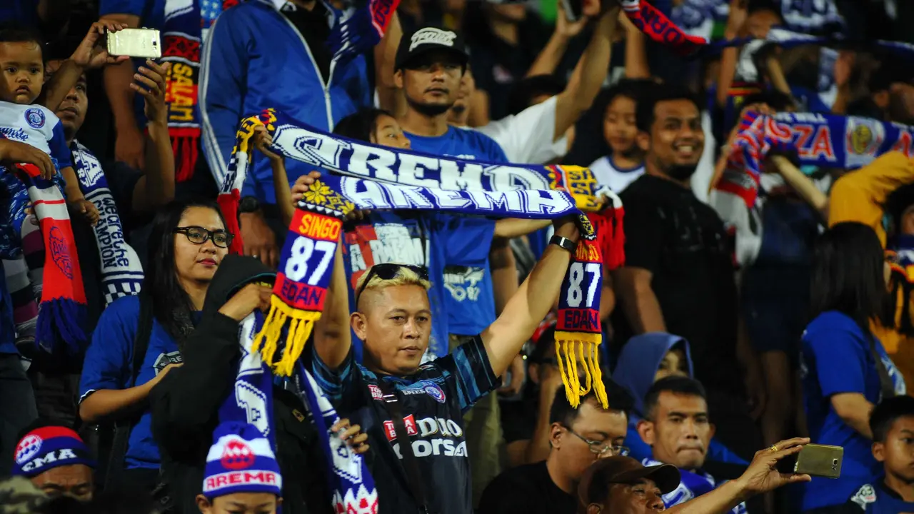 Aremania saat mendukung Arema FC bertanding (Liputan6.com / Rana Adwa)