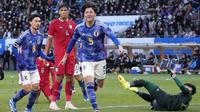 Pemain Jepang, Takumu Kawamura, melakukan selebrasi setelah mencetak gol ke gawang Thailand pada laga uji coba di Stadion Nasional Jepang, Tokyo, Senin (1/1/2023). Jepang menang lima gol tanpa balas. (AP Photo/Shuji Kajiyama)