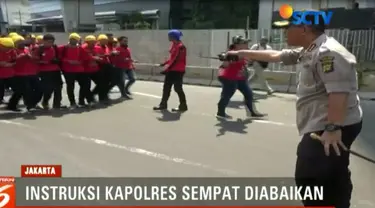 Aksi turun ke jalan ribuan buruh, yang menerobos barikade polisi untuk Menuju Bundaran Hotel Indonesia, berujung bentrok.