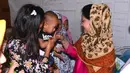 Ibu Negara, Iriana Joko Widodo saat meninjau rumah evakuasi balita di kawasan 5 Ulu, Palembang, Sumsel, Jumat (30/10). Presiden Jokowi dan Ibu Negara melihat langsung kondisi rumah evakuasi balita yang terpapar kabut asap. (Laily Rachev_Setpres)
