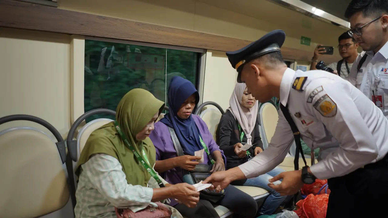 Kereta Petani dan Pedagang  lintas Commuter Line Merak. (Dok KAI)