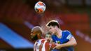 Bek Everton, Michael Keane, berebut bola dengan striker Sheffield United, David McGoldrick, pada laga lanjutan Premier League di Bramall Lane Stadium, Selasa (21/7/2020) dini hari WIB. Everton menang 1-0 atas Sheffield United. (AFP/Peter Powell/pool)