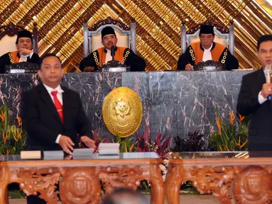 Ketua Mahkamah Agung, Hatta Ali (keempat kiri) saat memimpin sidang paripurna pemilihan Ketua MA periode 2017-2022 di Jakarta, Selasa (14/2). Hatta Ali kembali memimpin MA setelah dipilih 38 dari 47 Hakim Agung. (Liputan6.com/Helmi Fithriansyah)