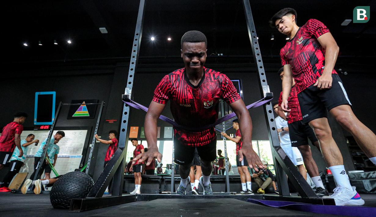 Pemain Timnas Indonesia U-20, Meshaal Hamzah melakukan latihan fisik di GBK Empire Fit Club, Senayan, Jakarta, Rabu (15/05/2024). (Bola.com/Bagaskara Lazuardi)