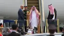 Raja Arab Saudi Salman bin Abdulaziz al-Saud turun dengan eskalator khusus, di Bandara Halim Perdanakusuma, Rabu (3/1). Tampak Raja Salman turun dari pesawat didampingi oleh dua pengawalnya berpakaian militer dan jas hitam. (Liputan6.com/Fery Pradolo)