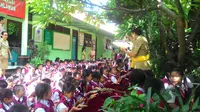 Teman-teman sekolah Angeline berdoa jelang vonis hakim untuk Margriet Megawe dan Agus Tay Handamay. (Liputan6.com/Yudha Maruta)