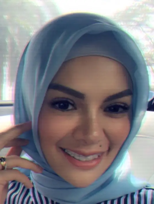 "Mendadak berubah juga sih engga. Pas dekat sama dia, Niki ada sinetron stripping, jadi ketemunya itu cuma pas weekend saja. Jadi enggak begitu tahu sifat aslinya tuh gimana," pungkas Nikita Mirzani. (Instagram/nikitamirzanimawardi_17)