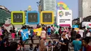 Warga memadati layar Countdown Asian Games 2018 saat Car Free Day di Bundaran HI, Jakarta, Minggu, (10/09). Layar Countdown Asian Games 2018  ini menandai hitung mundur untuk pelaksanaan Asian Games 2018. (Liputan6.com/Fery Pradolo)