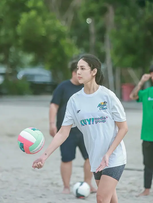 <p>Tampak ketika Anya melakukan gerakan servis. Anya seperti biasa tampak sangat cantik menawan. [Instagram/anyageraldine]</p>