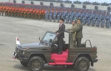 Peringatan HUT TNI, Jokowi kelilingi pasukan naik jip