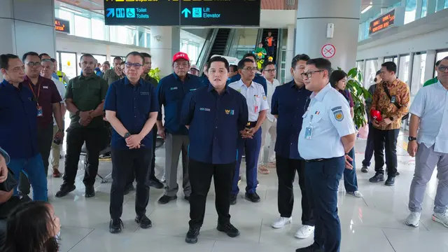 Menteri BUMN Erick Thohir menjajal kereta bandara dari Bandara Internasional Soekarno-Hatta menuju Stasiun BNI City, Jakarta, Rabu (1/1/2025). (Dok Kementerian BUMN)